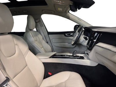 2023 Volvo XC60 B5 Plus Dark Theme