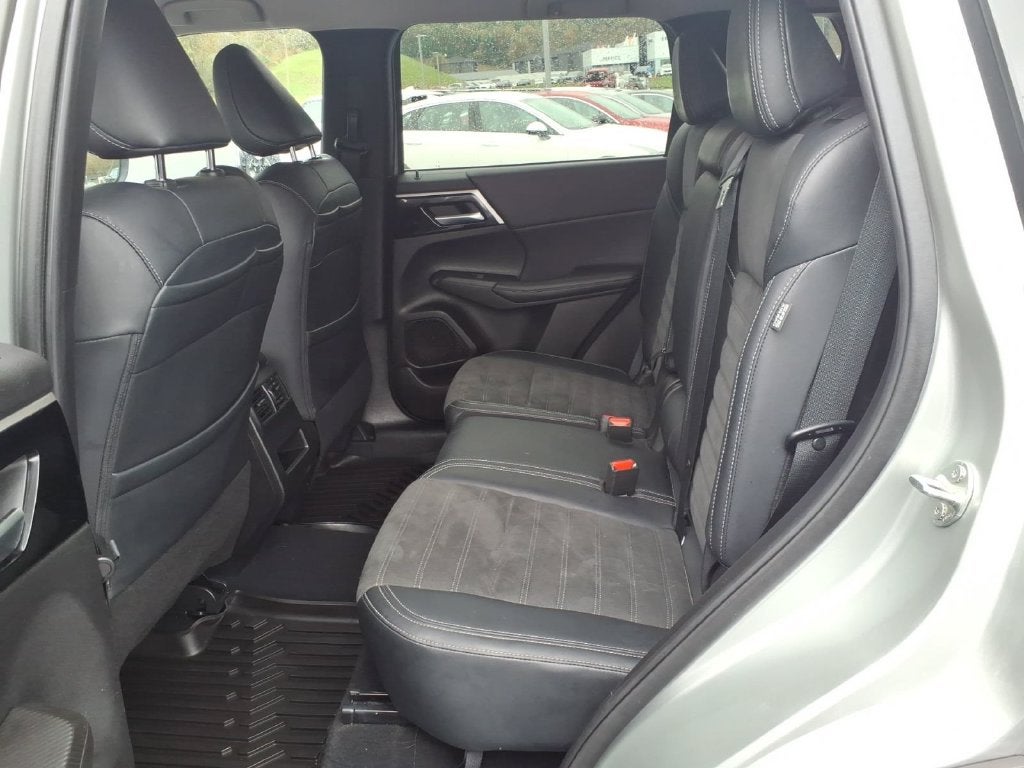 2024 Mitsubishi Outlander Base