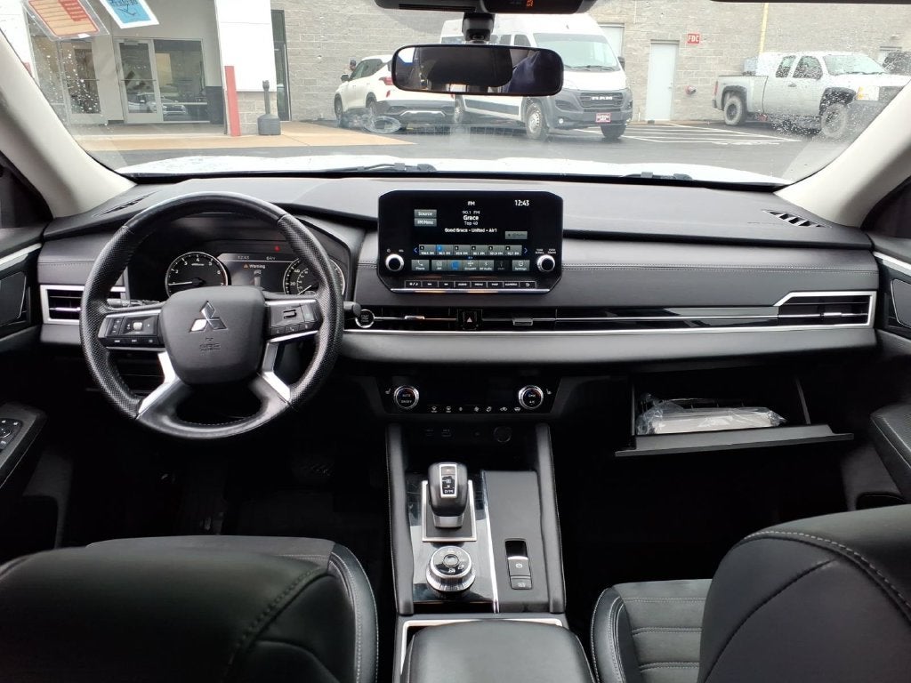 2024 Mitsubishi Outlander Base